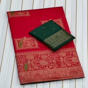 Sari de Seda Dola VASTRA COTTAGE con Bordado Meenakari Zari, Borde de Lentejuelas con Cordón, Borlas y Blusa en Contraste - Product Image 4