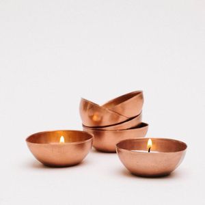 Portavelas de Té Plateado de Lujo con Tallado Decorativo, Portavelas Cúbico Moderno de Metal, Decoración de Mesa - Product Image 3