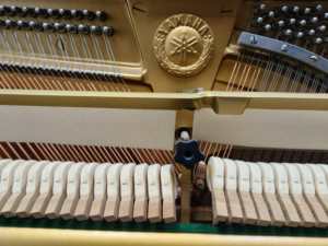 Piano Vertical Yamaha YU3 Usado en Japón, Color Rojo Vino, Tono Cálido, Afinado con Precisión, Elección Profesional, Tono Puro, Tacto Confortable - Product Image 6