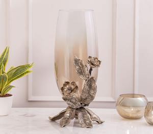 Hermoso candelero floral vintage con vidrio de huracán dorado perfecto para interiores modernos, rústicos, clásicos y elegantes - Product Image 4