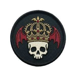 Parche bordado redondo termoadhesivo personalizado con diseño de calavera real y corona de alas de murciélago para chaqueta de motociclista, estilo gótico, bricolaje, proveedor mayorista - Product Image 1