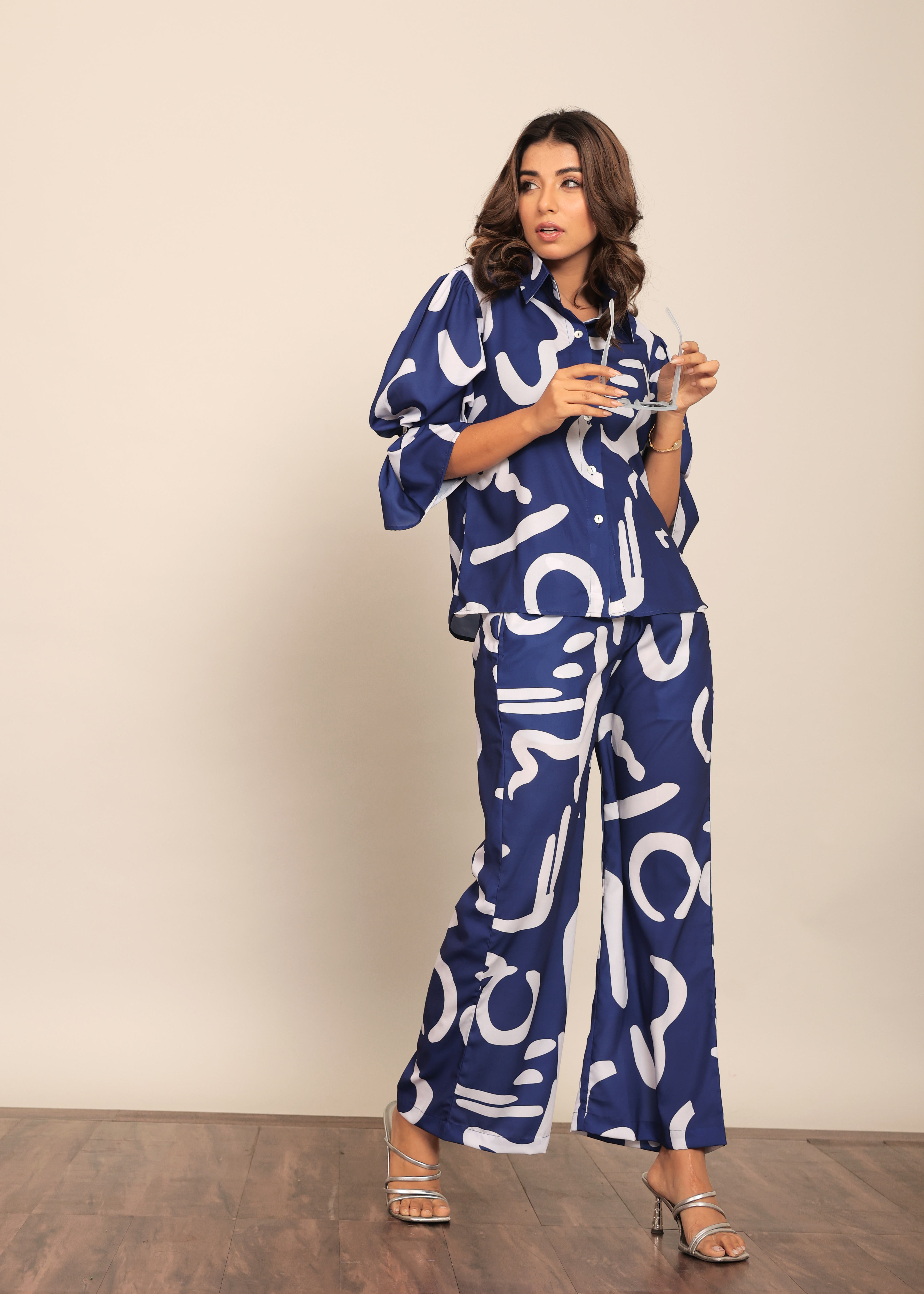 สีฟ้าและสีขาว