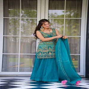VASTRA COTTAGE Jimmy Kurta Plazzo con Estampado Digital en Organza, Dupatta de Organza, Encaje Gota Patti, Ropa Étnica de Diseñador - Product Image 4
