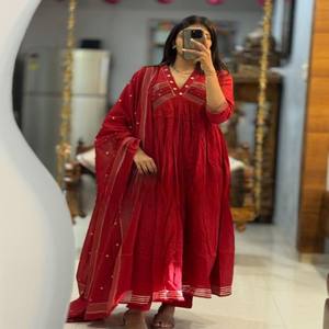 Conjunto de Traje de Algodón Puro VASTRA COTTAGE para Mujer con Top Estampado en el Cuello Hecho a Mano, Pantalón y Dupatta, Conjunto Étnico Cómodo para Uso Diario - Product Image 4