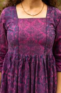 Robe bohème Esme en pur coton, imprimée à la main, violet et bleu, vacances d'été, mode éthique - Product Image 4