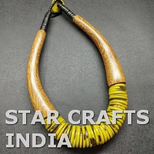 Meilleure vente Collier de pierres longues en résine à facettes fabriqué à la main en Inde dans un effet de lumière marbrée et un gros bijoux de détails en or - Product Image 4