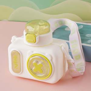 Botella de agua Tykle de 480 ml con diseño inspirado en una cámara de juguete, con tapa Snap Sip and Smile! - Product Image 1