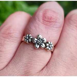 Anillo Minimalista Floral de Plata de Ley 925 Hecho a Mano, Delicado y Bonito, Brillante, Regalo Perfecto para Ella, Cumpleaños, Navidad, Día de San Valentín - Product Image 1