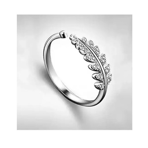 Anillo de Plata Minimalista para Mujer de Excelente Calidad con Acabado Pulido para Boutiques y Tiendas en Línea Disponible al Mejor Precio - Product Image 1