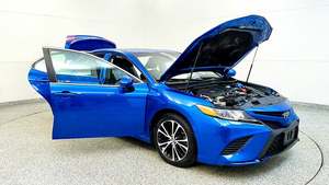 Toyota Camry SE berline 2019, état neuf, boîte de vitesses automatique, conduite à droite, intérieur foncé, caméra arrière, taille des pneus R19, traction avant - Product Image 4