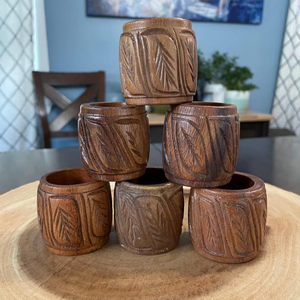 Anneau de serviette en bois sculpté à la main, motif floral, produit écologique et durable, bois d'acacia - vaisselle - Product Image 1