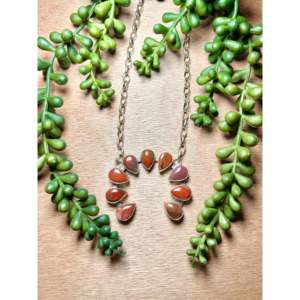 Collier artisanal Virginia Sandoval avec incrustation de bois pétrifié, argent sterling, or rose et pendentifs breloques à motif animalier - Product Image 1