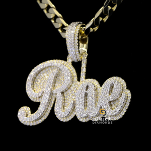 Bijoux pendentifs hip-hop personnalisés entièrement glacés en diamants Moissanite ronds et brillants et en or jaune 10 carats - Product Image 2