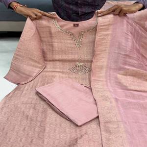 Ensemble de costume VASTRA COTTAGE en jacquard Banarasi pur avec tissage Zari fait main, col entièrement brodé, pantalon assorti et dupatta tissé Zari - Product Image 6