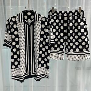 Nuevo conjunto de camisa de seda de manga corta con solapa de tablero de ajedrez a cuadros estampado a la moda y elegante conjunto de verano - Product Image 5