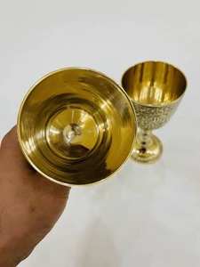 Gobelet en laiton rond fait à la main en gros, vaisselle de bar en laiton pur avec finition de qualité supérieure et motif en relief - Product Image 3