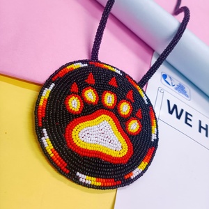 Collar con Medallón de Cuentas Hecho a Mano con Diseño de Huella de Oso para Moda Tribal, Ropa Étnica, Regalo para Amantes de las Artesanías, Pieza Única - Product Image 1