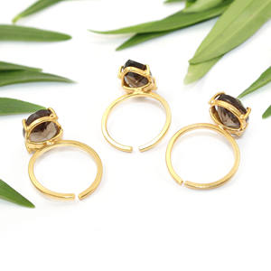 Anillo ovalado de cuarzo ahumado natural con banda chapada en oro Joyería de moda para mujer - Product Image 3