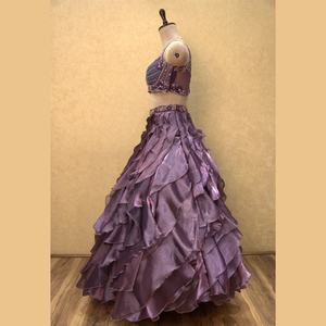 Lehenga con volantes de vino de lujo con llamativo trabajo hecho a mano y detalles de ritmos perfectos para todas las ocasiones a precio mayorista de La India - Product Image 4