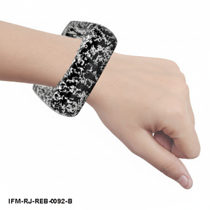 Brazalete de Resina Cuadrado Hecho a Mano con Diseño de Salpicaduras en Blanco y Negro, Brazalete Grueso Geométrico, Joyería de Arte Moderno - Product Image 3