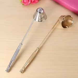 Outil d'extinction de bougie à long manche en métal artisanal élégant pour la maison et les espaces d'aromathérapie - Product Image 2