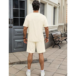 Ropa deportiva de dos piezas con logotipo personalizado para hombre, camiseta y pantalones cortos combinados diseñados para actividades de verano, entrenamiento y marca - Product Image 4