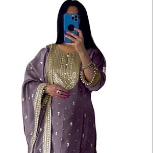 Robes en soie pure Chinon 3 PC costumes pour dames non cousus Top Sharara et Dupptta dans un style fantaisie - Product Image 1