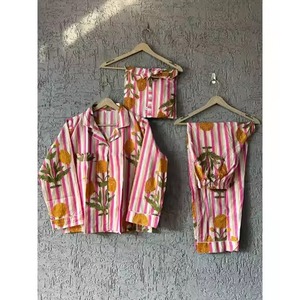 Conjunto de pijama de moda para mujer Tela de satén recortada con encaje con corte moderno Ropa de dormir ideal para noches de moda - Product Image 1