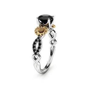 Anillo de Compromiso de Dos Tonos con Diamante Redondo Negro en Forma de Girasol para Mujer - Product Image 2