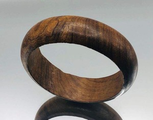 Bracelet en bois fait à la main avec surface brillante, ajustement réglable, design naturel rustique, bijoux écologiques pour tenues décontractées - Product Image 5