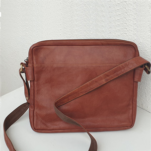 Vente en gros Sac pour ordinateur portable à bandoulière en cuir PU de haute qualité pour les voyages d'affaires Sac pour ordinateur portable Messenger de haute qualité - Product Image 1