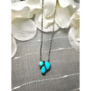 Collier en turquoise de Kingman et argent sterling, fabriqué par des artisans Navajo, bijou culturel de collection, pièce unique - Product Image 1