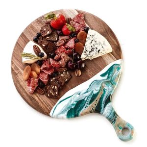 Planche à découper rustique en résine et en bois de style ferme conçue pour les environnements de cuisine confortables et les rassemblements de pique-nique en plein air - Product Image 1