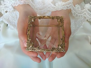 Caja de anillo de cristal de diseño japonés, organizador de joyas hecho con marco pulido dorado de cristal y metal para compromiso de boda de cumpleaños - Product Image 6