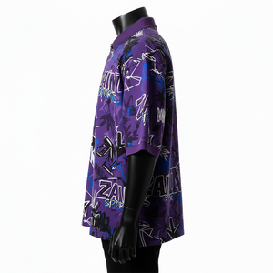 Camiseta polo para hombre de algodón y poliéster piqué premium de 200 GSM, color morado, con estampado gráfico sublimado en toda la prenda y logotipo personalizado. - Product Image 4