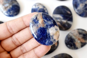 Pierres de méditation ovales en agate sodalite bleue de qualité supérieure, polies avec soin, style européen, pour la méditation et l'artisanat - Product Image 4