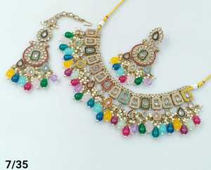 Derniers bijoux indiens de mode exclusifs collier de pierres et de perles de CZ de mariage lourd avec boucles d'oreilles, couvre-chef pour femmes - Product Image 1