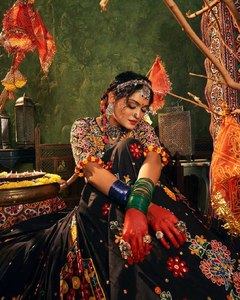 Lehenga Choli en Soie Beurre Lourde Réversible pour Mariage/Fête, Style Créateur de Mode, avec Broderie Miroir Véritable – Fournisseur et Exportateur de Premier Plan - Product Image 6