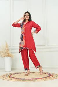 Conjunto Clásico de Seda Hecho a Mano por Neeta Creation para Niñas, Top Bordado con Peplum de Terciopelo, Suministro ODM, Parte Inferior Ajustada de Secado Rápido - Product Image 5