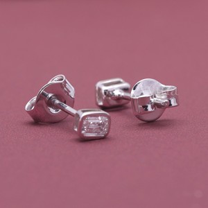Boucles d'oreilles solitaires en or 18 carats avec diamant de laboratoire certifié IGI taille émeraude serti clos - Product Image 5