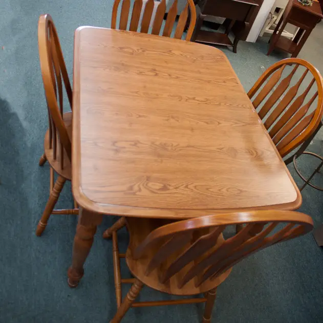 Gilang Massief Teakhouten Eettafel Met 4 Stoelen En Een Tafel Met Een Glanzend Bruine Afwerking.