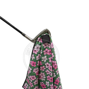 Toalla de golf tipo waffle de material suave y duradero con tecnología de secado rápido para el mantenimiento y cuidado del equipo - Product Image 6