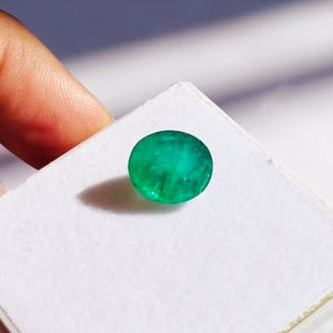 Esmeralda Natural de Zambia, Corte Ovalado, 6.33 Quilates, Gema de Buena Calidad, Lustre, Color Verde Agradable, Pulido Perfecto para Cualquier Joyería - Product Image 3
