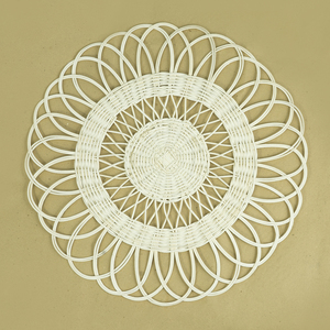 Napperon en rotin marron naturel écologique avec accessoires de décoration de table et de mariage au design encastré du Vietnam - Product Image 1