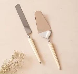 Ensemble de couteau et de serveur à gâteau en laiton durable et écologique avec poignée à motif de doublure pour gâteaux de mariage, fêtes et événements - Product Image 2