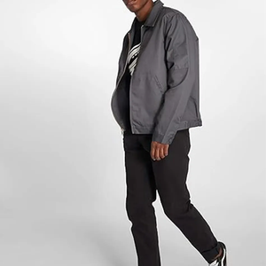 Veste décontractée coupe-vent pour homme, collection automne-hiver 2026, à manches longues, style bomber, avec broderie décorative et finition brute - Product Image 2