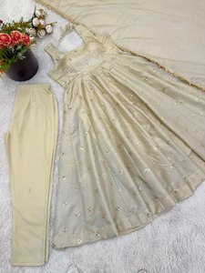 Ensemble Anarkali Salwar Kameez / Kurti en tissu de soie pure, style col rond, confort hivernal moderne, vêtements pour femmes, couleur personnalisée, fausse fourrure - Product Image 6