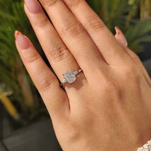 Anillo de compromiso con 3 diamantes cultivados en laboratorio, con corte almohada y baguette cónico, claridad VS, color E/EF - Product Image 2