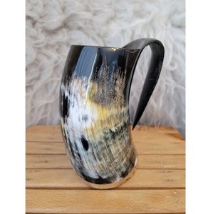 Mug en corne à boire viking poli à la main, style médiéval - Product Image 1