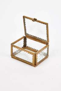 Boîte à bijoux élégante en métal et en verre conçue pour compléter la décoration moderne de la maison et les présentoirs à bijoux - Product Image 2